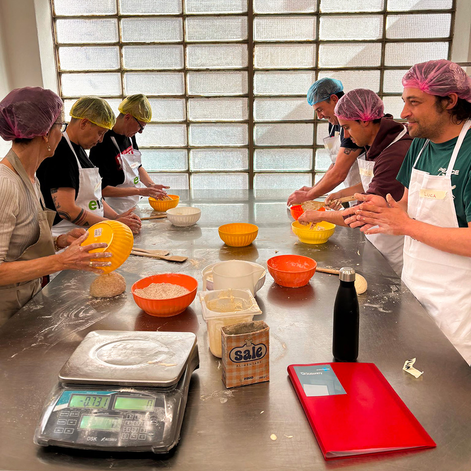 Partecipanti al corso che preparano l'impasto del pane con pasta madre